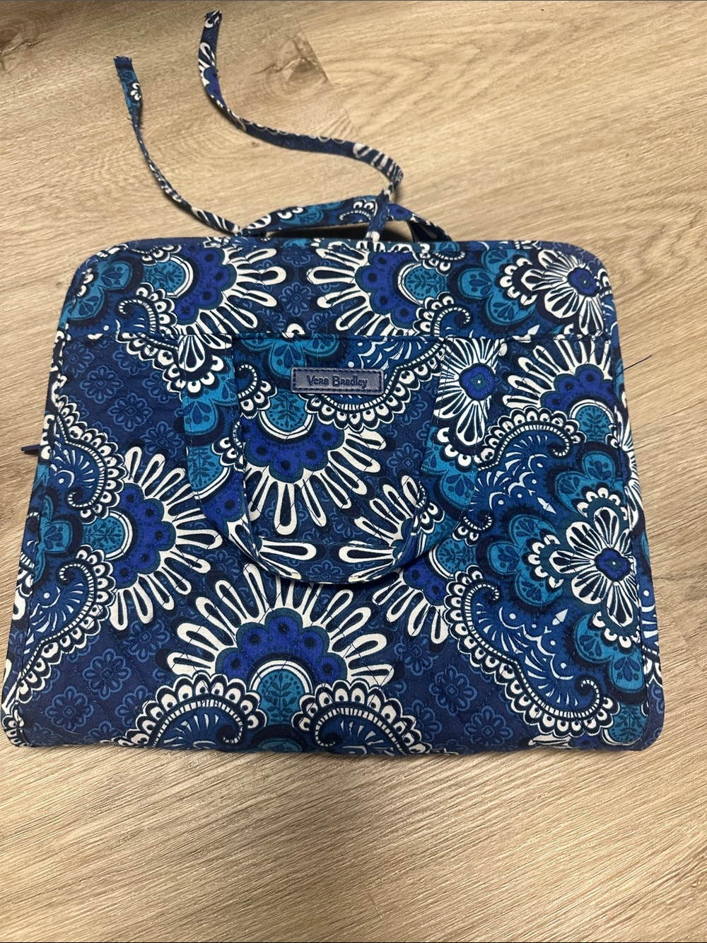 Vera Bradley Navy Blue & White Floral Quilted Cosmetic Case like new $18